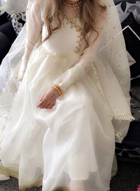 White Dress Pakistani, Beach Wedding Dress Simple, Wedding Dress Simple, Pakistani Women Dresses, Desi Wedding Dresses, Nikkah Dress, Bridal Dresses Pakistan, Pakistani Fashion Party Wear, Beautiful Pakistani Dresses