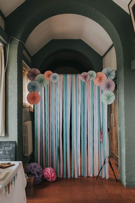 Photo Booth Backdrop Wedding, Streamer Backdrop, Party Hardy, Tafel Decor, Diy Event, Paper Backdrop, Diy Birthday Decorations, Baby Shower Backdrop, Diy Backdrop