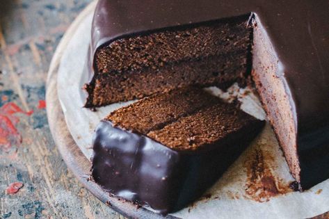 A beautiful Viennese classic that has a nice, soft inside with a generous spread of apricot jelly and a thick dark chocolate glaze. Sacher Torte Recipe, Sacher Cake, Apricot Jelly, Torte Recipe, Chocolate Glaze, Chocolate Cake Recipe, Christmas Cake, Let Them Eat Cake, Layer Cake