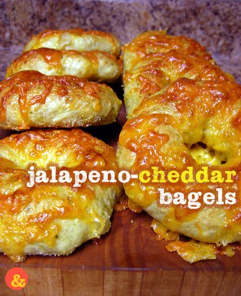 Jalapeno-Cheddar Bagels: Soft and chewy bagels studded with fresh bits of jalapenos and covered in a blanket of crispy cheddar cheese! Jalapeno Bagels Recipe, Jalapeno Cheddar Bagel Recipe, Cheddar Bagels, Bagel Recipes, Healthy Bagel, Bread Crackers, Bagel Bread, Baking Breads, Cheese Bagels