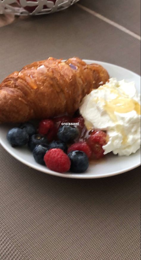 Healthy Breakfast Croissant, Healthy Croissant, Crossaint Breakfast, Breakfast Croissant, Croissant Breakfast Photography, Croissant France Aesthetic, Breakfast Aesthetic Croissant, Aesthetic Croissant Picture, Croissant Breakfast