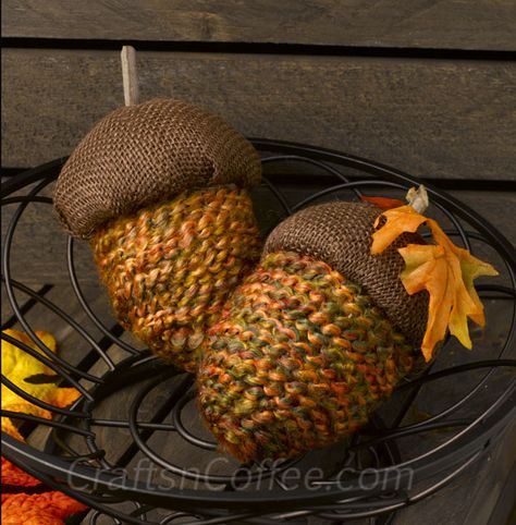 10 Fall Home Decor Ideas to Try! - Busy Being Jennifer Buttons Crafts Diy, Fun Fall Decor, Fall Acorns, Acorn Crafts, Easy Fall Decor, Extra Yarn, Diy Yarn, Fall Deco, Burlap Crafts