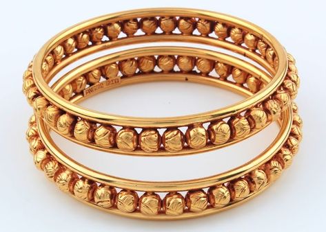 Gold Bangle Designs, Bridal Jewelry Gold, Gold Jewellery India, Hand Cuffs, Indian Bridal Jewelry, Gold Bangles For Women, Gold Ornament, Antique Gold Jewelry Indian, Gold Bangle Set