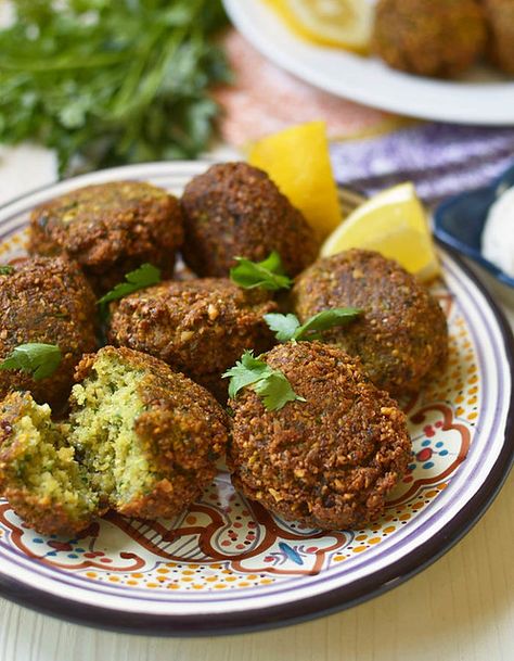 Homemade Lebanese Falafel Recipe with Tahini Yogurt Lebanese Falafel Recipe, Recipe Vegetables, Homemade Falafel, Recipes Veggie, Veggie Recipe, Dinner Vegetarian, Tahini Recipe, Falafel Recipe, Lebanese Food