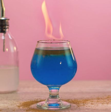 All of you Harry Potter lovers out there are going to go wild for this Harry Potter Goblet of Fire cocktail. This insane Harry Potter cocktail recipe mixes up vodka, blue curacao, lemonade, 151 proof rum, and cinnamon, and is perfect for delivering magical little flavor spells into all of your little wizard mouths. Flaming Shots, Flaming Drinks, Harry Potter Goblet Of Fire, Rum And Lemonade, Shots Drinks, Harry Potter Cocktails, Cinnamon Cocktail, Harry Potter Drinks, Fire Punch