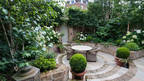 This small space courtyard garden has a huge style impact. The plants are lovely. #smallspacecourtyardgarden #courtyardgarden #stylishcourtyardgarden #eatincourtyardgarden #courtyardgardenideas #gardencourtyard Design Per Patio, Small Courtyard Gardens, Garden Screening, Beautiful Patios, Small Garden Design, Courtyard Garden, Garden Cottage, Back Garden, Small Gardens