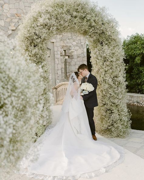 Your Wedding Aesthetics | Music, Traditions, and Love at a Magical Wedding in Mexico✨ Loana and Tim, a vibrant couple united by their love for music, celebrated… | Instagram Alter Arch, Baby Breath Wedding, Aesthetics Music, Wedding Alter, Custom Veil, Mira Zwillinger, Wedding Mirror, Foto Wedding, Baby Breath