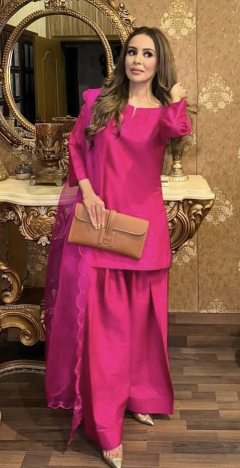 Hyderabadi Kurta Design, 2024 Pakistani Dress, Viscose Dress Designs, How To Style Suits Women, Gogals For Women Fashion Styles, Farshi Shalwar Design, Pakistani Outfits Party Wear Pakistan, Designer Party Wear Dresses Pakistan, Hot Pink Color Combinations Outfit