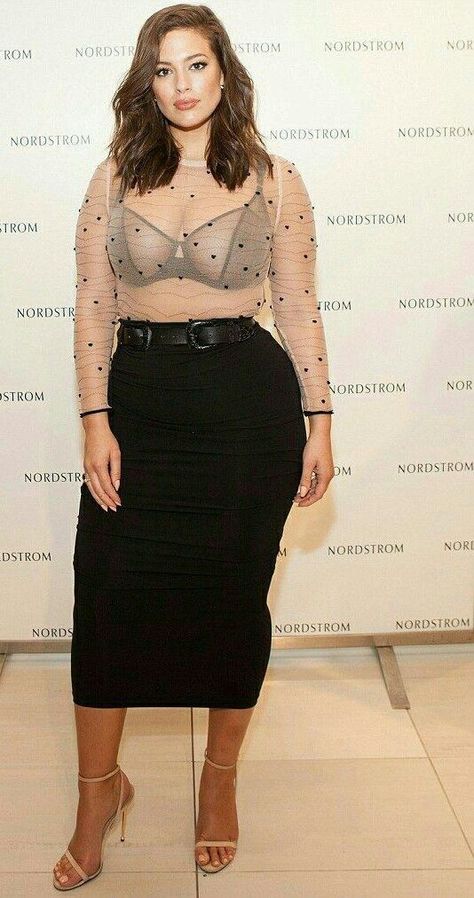 hi everyone #girl Ashley Graham Style, Xl Mode, Fashion Evolution, Moda Curvy, Mode Glamour, Black Hearts, Evolution Of Fashion, Ashley Graham, Cover Girl