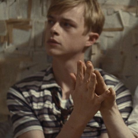 Dane DeHaan - Lucien Carr Lucien Carr, Kill Your Darlings, Dane Dehaan, Men's Haircuts, The Marauders, Haircuts For Men, Books To Read, Actors, Reading