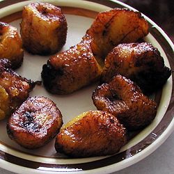 Madurus... Beautifully fried bananas Fried Sweet Plantains, Sweet Plantains, Cuban Dishes, Plantain Recipes, Cuban Cuisine, Fried Bananas, Haitian Food Recipes, Cooking Bacon, Spanish Dishes