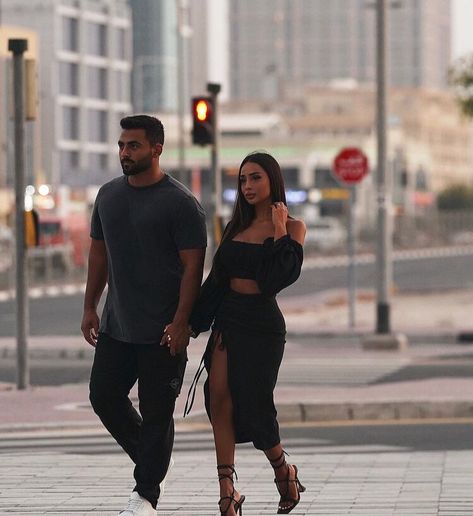 Couple Dinner Outfit, Dinner Outfits Casual, Couple Dinner, Dinner Outfit Ideas, All Black Outfits For Women, Dinner Fits, Kim Kardashian Outfits, Kardashian Outfit, Couple Goal