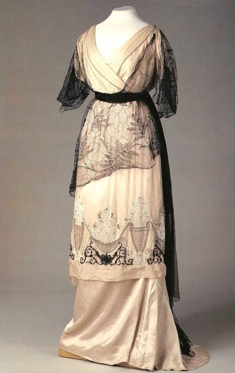 Dress worn by Empress Alexandra in pre war style | Grand Ladies | gogm Edwardian Dresses, Fashion 1910, 1910s Fashion, 1900s Fashion, Fashion Through The Ages, Historic Fashion, 20th Century Fashion, Edwardian Dress, History Of Fashion