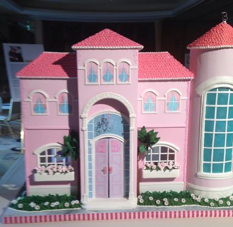 Barbie dream house cake Barbie Dream House Cake Ideas, Barbie Dream House Cake, Barbie Dream House Gingerbread, Doll House Cake, Girls Barbie Birthday Party, Girly Birthday Cakes, Castle Project, Barbie Birthday Cake, Gingerbread House Cookies