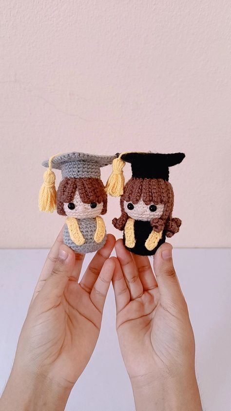 Aprende a tejer estos lindísimos muñecos graduados amigurumi ✨ | Learn how to crochet graduated dolls  🎬 Tutorial paso a paso en mi canal de YouTube: Addha Amigurumis 🦊  #crochet #amigurumi #diy #graduacion #llavero #keychain #youtube #handmade #hechoamano #aesthetic #emprendimiento #graduation #manualidades #recuerdos Crochet Graduation Doll, Graduation Crochet Ideas, Graduation Crochet, Crochet Bouquet, Pola Amigurumi, Beginner Crochet Projects, Crochet Simple, Learn How To Crochet, Crochet Fashion Patterns