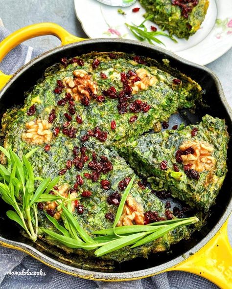 Persian Herb Frittata (Kuku Sabzi) - Mama Lola Cooks Vegetarian Sandwich Fillings, Herb Omelette, Kuku Sabzi, Persian Cuisine, Colorful Dishes, Vegetarian Sandwich, Persian Food, Toasted Walnuts, Vegetarian Dinner