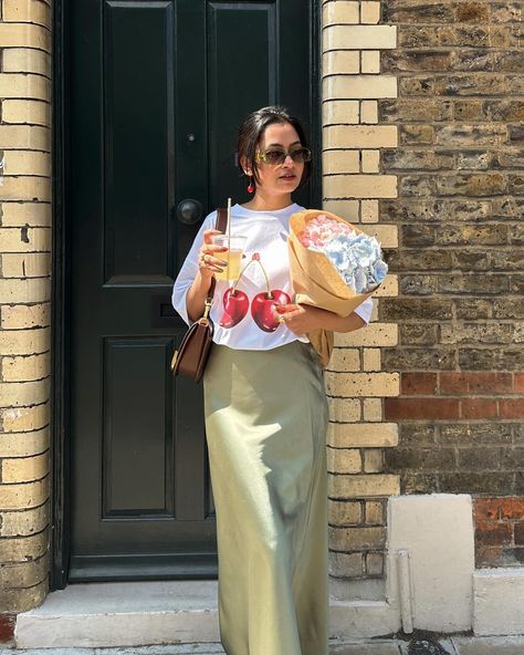 London summer 🤝 Columbia road flower market. Someone decided to fly in the fourth pic and add to the vibe🦋🌻 Columbia Road Flower Market, Columbia Road, Instagram London, London Summer, Deep Autumn, The Vibe, Flower Market, The Four, Casual Style