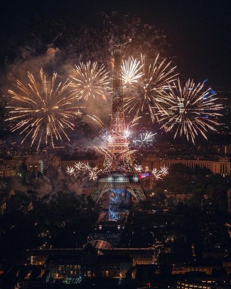 Paris France 🇫🇷 Travel | Hotels | Food | Tips on Instagram: "Just a couple of hours until we see Paris celebrating NYE🎇🎆 Who are you celebrating this day with?🤩 Tag them below✨ 📸 @imzefyr DM us “Hotel” or click our bio link for exclusive hotel deals in Paris. #paris #parisienne #parisjetaime #parisianstyle #parisfrance #parislife #newyearseve #happynewyear #2023" New Years In Paris, New Years Eve In Paris, Paris Nye, Paris New Year, New Year In Paris, Paris New Years Eve, Birthday In Paris, Nye 2025, Paris Birthday