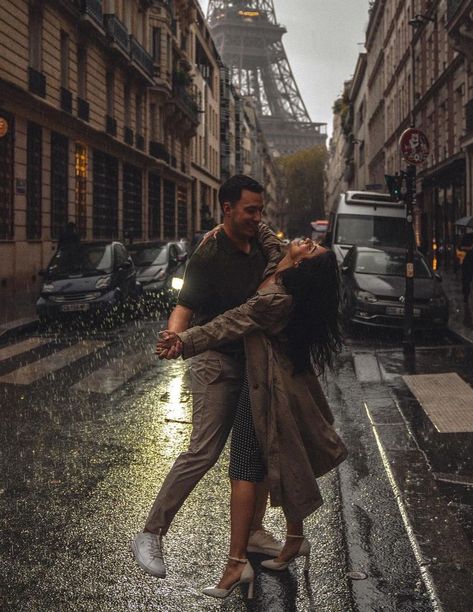 Paris Romance Aesthetic, Paris Couple Pictures, Rainy Photoshoot, Paris Romance, Paris Travel Photography, Paris Couple, Storytelling Photography, Couple Picture Poses, Couples Poses For Pictures