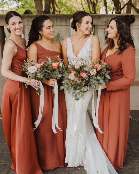 David's Bridal on Instagram: “Talk about fall wedding vibes! 🙌🍂We are living for these coordinated cinnamon colored dresses making the perfect autumn inspired bridal…” Cinnamon Bridesmaid Dresses, Fall Wedding Colors Purple, Villa Antonia, Braidsmaid Dresses, Early Fall Weddings, Fall Wedding Bridesmaids, Rustic Wedding Colors, Romantic Rustic Wedding, Fall Bridesmaids