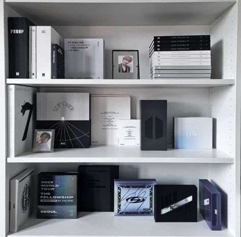 Korean Bookshelf Aesthetic, Black Shelf Aesthetic, Kpop Shelf Minimalistic, Kpop Display Shelf, Kpop Album Organization Ideas, K Pop Shelf Aesthetic, Kpop Shelf Organization, Desk Room Setup, Bts Shelf Ideas