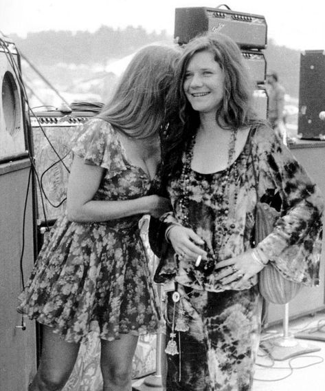 Janis and Peggy at Woodstock, 1969. Janis Joplin Style, 1969 Woodstock, Woodstock Hippies, 60s Hippie, Acid Rock, Woodstock 1969, Outfit Essentials, Woodstock Festival, Fashion 70s