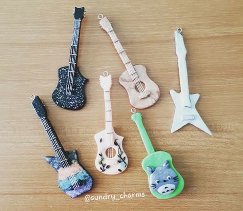 Guitar/Bass made with polymer clay Polymer Clay Guitar, Clay Guitar, Miniature Guitars, Guitar Diy, Crafts Origami, Soap Carving, Gifts For Dentist, Doll Jewelry, Miniature Diy