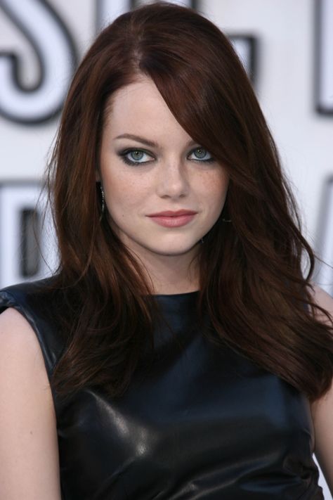 Dark Auburn Hair Color Emma Stone - Best Hair Color for Dark Skin Women Check more at http://www.fitnursetaylor.com/dark-auburn-hair-color-emma-stone/ Emma Stone Hair Color, Dark Chocolate Hair Color, Deep Auburn Hair, Pelo Color Vino, Emma Stone Hair, Lilac Hair Color, Dark Chocolate Hair, Dark Auburn Hair, Hair Color Images