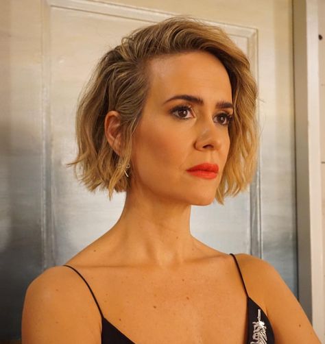 😍😍😍😍 Sarah Paulson lastnight before @fallontonight promoting @oceans8movie Makeup @gitabass Styled by @karlawelchstylist #sarahpaulson… Sarah Paulson Hair, Painting Famous, Sarah Paulson, Pretty Females, Hair Claws & Clips, Woman Painting, American Horror, Hair Dos, Beautiful Woman