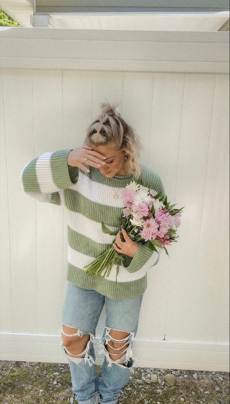 Spring Transitional Outfit Ideas - American Eagle Curvy Women’s Jeans - Amazon Striped Green Sweater - Short Hair - Spring Green And White Striped Sweater, Green Striped Sweater Outfit, Striped Tshirt Outfits, Green Sweatshirt Outfit, Jeans Amazon, London Outfits, Striped Sweater Outfit, Hair Spring, London Outfit