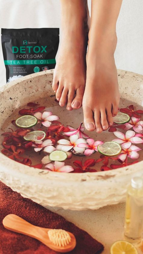 Foot soaks can help detoxify your body by drawing out toxins and impurities Foot Detox Soak, Toenail Health, Overnight Beauty Hacks, Nail Infection, Overnight Beauty, Forever Aloe, Fungal Nail, Athletes Foot, Foot Soak