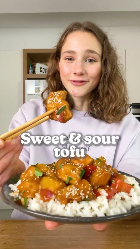 fitgreenmind on Instagram: SWEET & SOUR TOFU 😍 If you don’t know what to make with tofu…MAKE this! 😜 We bake the tofu with a little corn starch, so it gets a nice… Sweet Sour Tofu, Sweet And Sour Tofu, Seitan Recipes, Tofu Vegan, Takeout Food, Vegan Lunches, Sweet And Sour Sauce, Rabbit Food, How To Eat Better