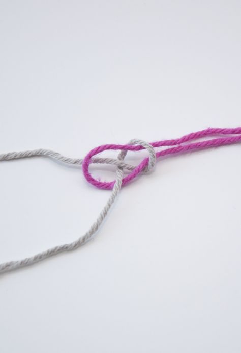 How to tie a weaver's knot to join threads Joining Yarn, Knitting Help, The Weaver, Knitting Instructions, Crochet Instructions, Yarn Projects, Knitting Tutorial, Loom Weaving, Knitting Techniques