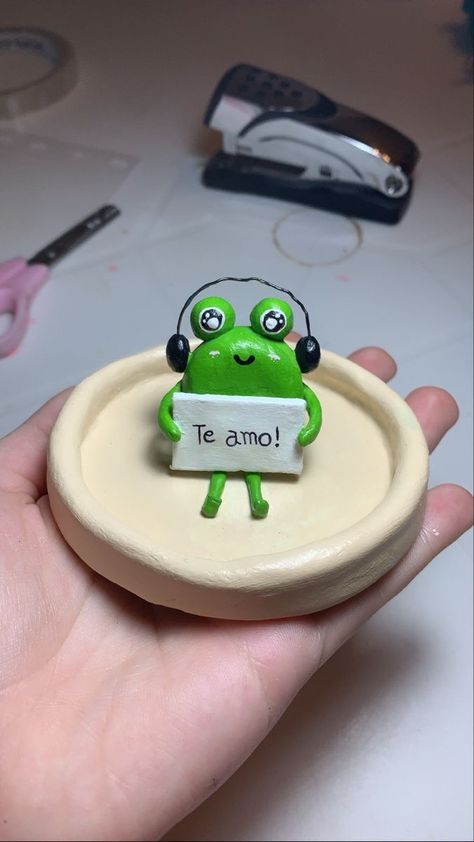 Cute Clay Frog Aesthetic, Ideas Con Porcelana Fria Aesthetic, Biscuit Aesthetic Art, Pate Fimo Aesthetic, Clay Crafts For Boyfriend, Sculpture Art Clay, Air Dry Clay Projects, Clay Diy Projects, How To Make Clay