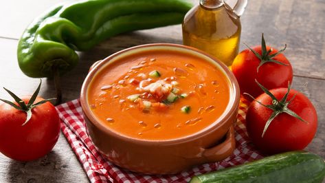 Auténtica receta de gazpacho andaluz Spanish Soup, Campbells Soup Recipes, Gazpacho Soup, Greek Lemon Chicken Soup, Lemon Chicken Soup, Chilled Soup, Vegetarian Crockpot Recipes, Greek Lemon Chicken, Kale Soup