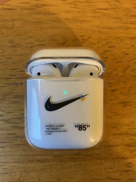 Guy Fits, Airpod Cases, Earbuds Case, Retro Gadgets, Iphone Obsession, Apple Laptop, Air Pods, School Essentials, Airpod Case