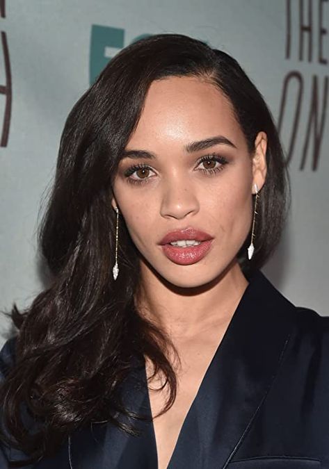 Female Face Expressions, Cleopatra Coleman, Kristen Schaal, Last Man On Earth, The Last Man On Earth, Slim Neck, Curly Wavy Hair, Long Eyelashes, Elegance Fashion