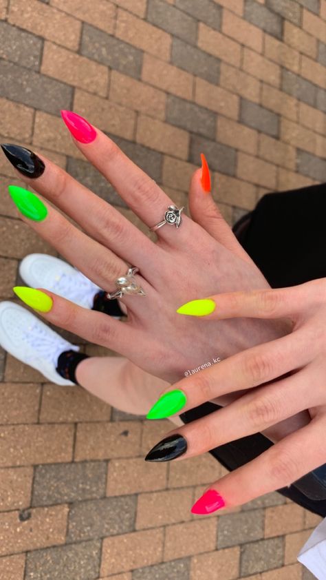 Nails Stilleto Short, Black Nails With Neon Tips, Neon Nails Stiletto, Two Coloured Nails, Bright Summer Nails Designs Neon Fun Color Combos, Spooky Summer Nails, Halloween Nails Neon, Neon And Black Nails, Bright Halloween Nails