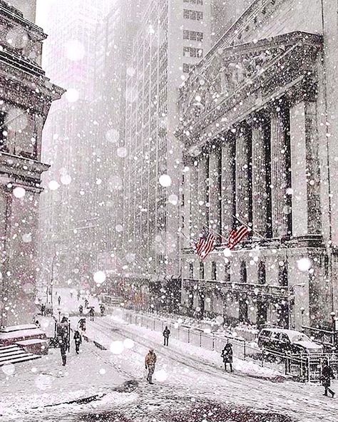 New York City winter Manhattan street photography #cities #ny #newyork #manhattan #views New York In The Winter, Manhattan Street, New York Noel, Winter In New York, Photo New York, Newyork Manhattan, New York Stock Exchange, Nyc Christmas, Ville New York