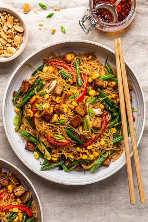 vermicelli noodles bowl Lazy Cat Kitchen, Cat Kitchen, Vegan Rice, Easy Stir Fry, Vermicelli Noodles, Rice Vermicelli, Stir Fry Sauce, Lazy Cat, Chilli Sauce