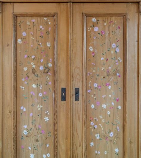 Painting On Closet Doors, Floral Wardrobe Design, Painted Door Flowers, Door Painting Ideas Bedroom Flowers, Flower Door Painting, Hand Painted Cabinets Kitchens, Hand Painted Flowers On Furniture, Dresser With Painted Drawers, Hand Painted Doors