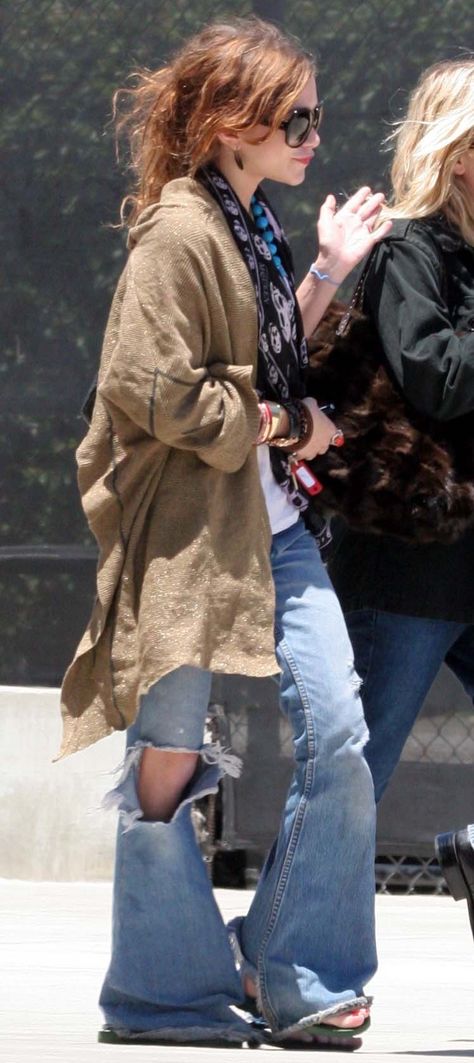 Mary Kate Olsen Paparazzi, Mary Kate Olsen Outfit, Mary Kate And Ashley Olsen Paparazzi, Olsen Twins Boho Style, Olsen Twins Indie Sleaze, Mary Kate And Ashley Olsen Fashion, Mary Kate Olsen Style Boho, Mary Kate And Ashley Olsen Street Style, Mary Kate And Ashley Olsen Style 90s