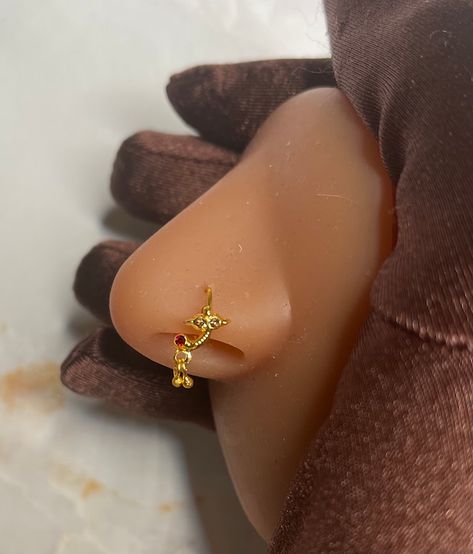 YoniDaPunaniJewelry - Etsy Canada Indian Nose Piercing, Nose Pin Indian, Flower Nose Stud, Cute Nose Piercings, Nose Screw, Nose Piercing Jewelry, Nose Pin, Nose Rings Hoop, Nose Jewelry