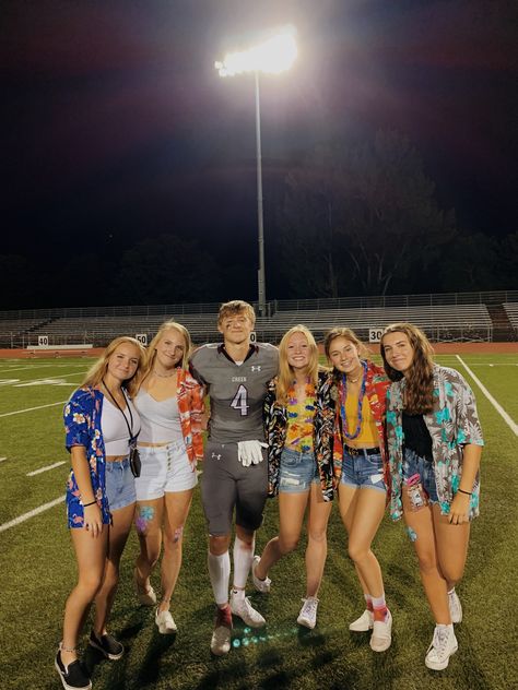 high school football games American High School Outfit, Usa High School, Football Game Outfit Highschool, Vine Ideas, School Football Game, Hs Football, Homecoming Spirit Week, High School Parties, Old Lady Costume