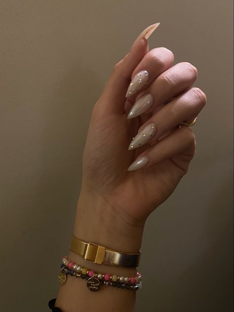 Cream Nails With Rhinestones, White Dress Nails Ideas, Milky White Almond Nails With Rhinestones, Sharp Summer Nails, Chrome Nails Diamonds, Crome Nails With Rhinestones, Stilleto Nails Rhinestone, Chrome Gem Nails, Chrome And Diamond Nails