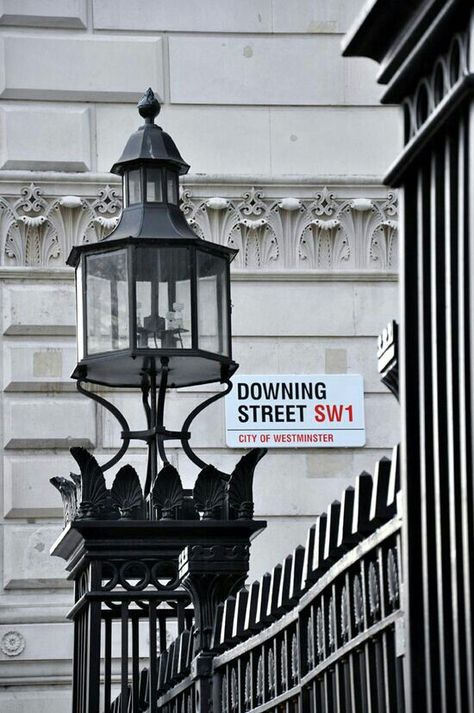 Downing Street Westminirter Inglaterra London Townhouse, Downing Street, Living In London, England And Scotland, London Town, Street Names, London Calling, Street Lamp, London Street