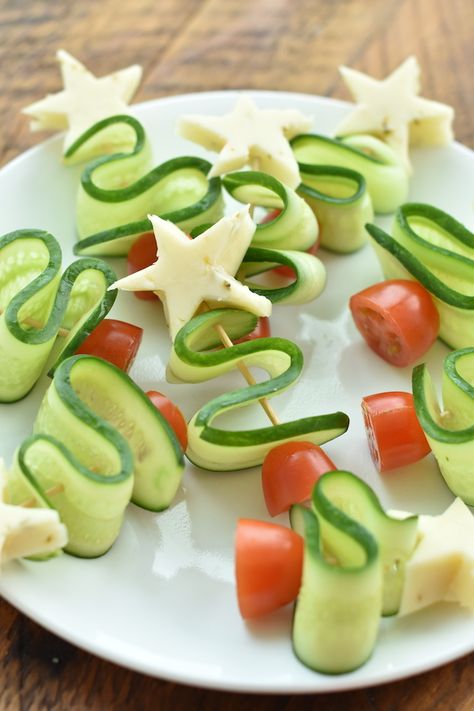 veggie Christmas trees | NoBiggie.net Christmas Tree Veggie Skewers, Christmas Veggie, Fun Party Food, Make Ahead Christmas Appetizers, Veg Appetizers, Veggie Christmas, Healthy Christmas Snacks, Easy Christmas Tree, Wooden Skewers