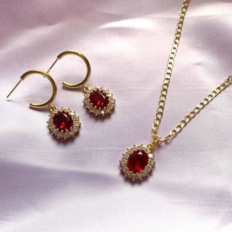 Red Black Gold Jewelry, Red Ruby Necklace Gold, Red Topaz Necklace, Ruby Red Earrings, Gold And Ruby Earrings, Red Gold Earrings, Red Dress With Gold Accessories, Gold And Ruby Necklace, Elegant Red Pendant Necklaces