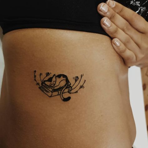 Cat tattoo book Reading A Book Tattoo, Book Flower Tattoo, Cat Reading A Book, Book Lover Tattoo, Classy Tattoos For Women, Kitty Tattoos, Book Coffee, Coffee Cat, Cat Book