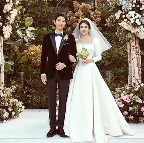 Christian Dior reveals how Song Hye-kyo's wedding dress was created Korean Celebrity Couples, Wedding Dresses Korean, Wedding Reveal, Korean Wedding Dress, Hye Kyo, Korean Wedding, Celebrity Wedding, Song Hye Kyo, Korean Dress